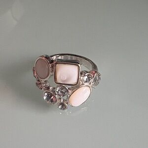 Elegant Silver and mother of pearl Gemstone Ring